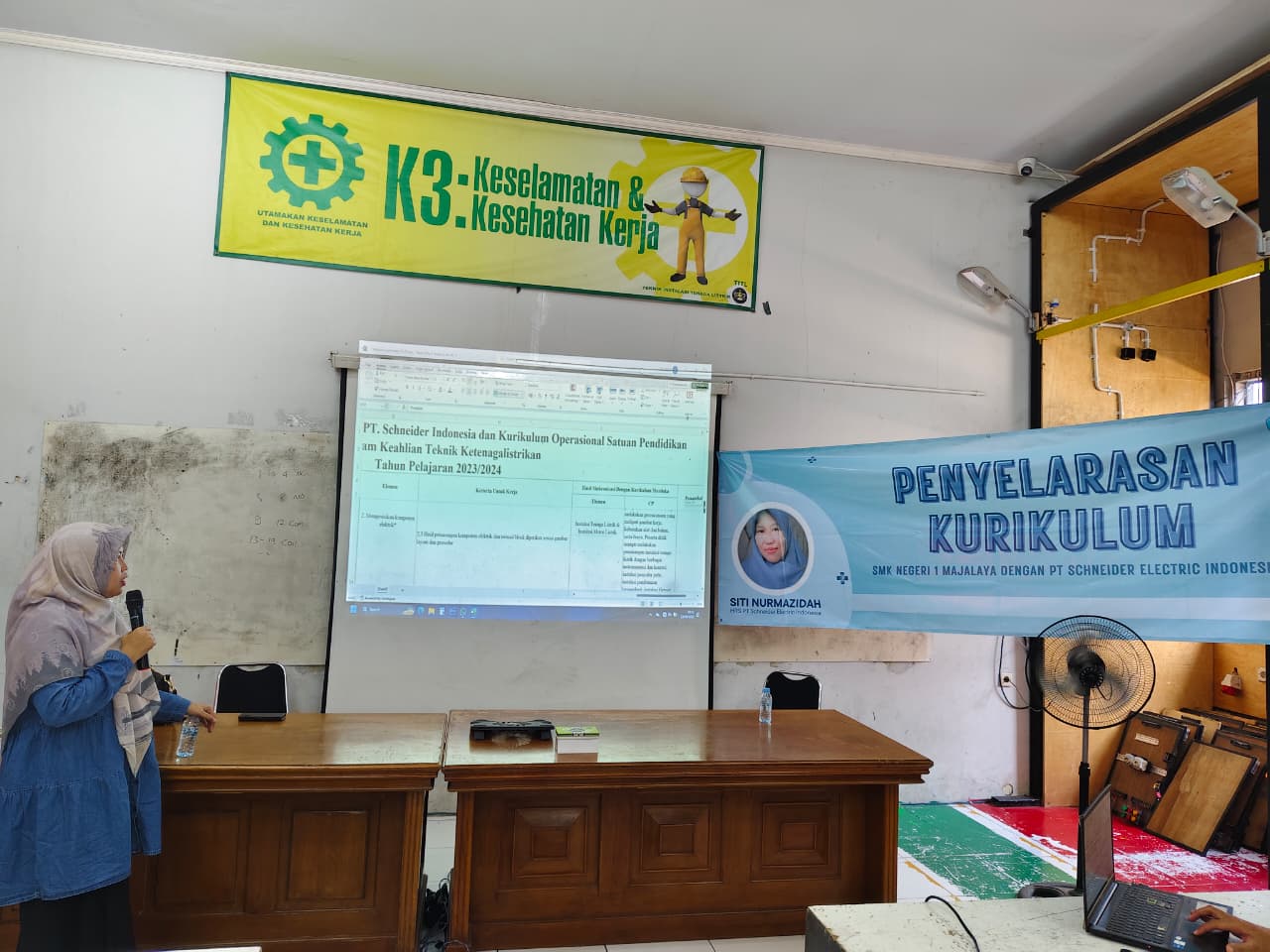 penyelarasan kurikulum industri bersama pt schneider indonesia